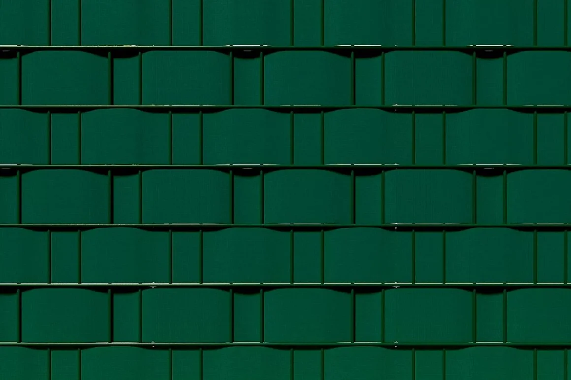 Dunkelgrüner Sichtschutzzaun aus Kunststoff